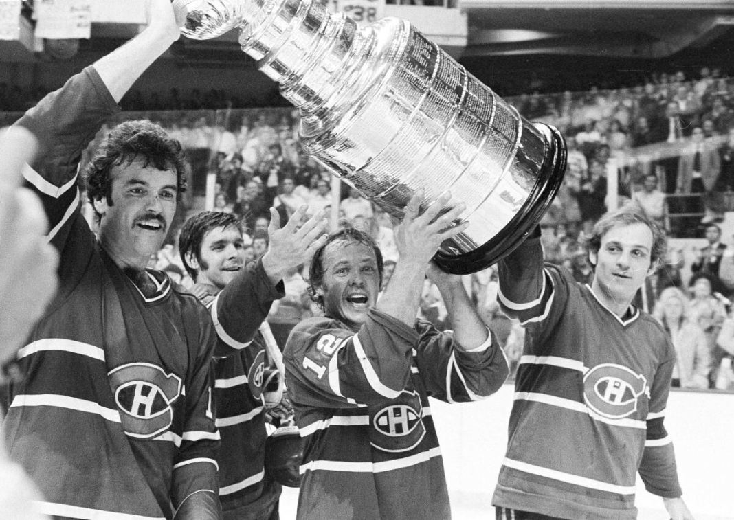 O Montreal Canadiens de 76-77, um dos melhores times da história da NHL, levantando a Stanley Cup.