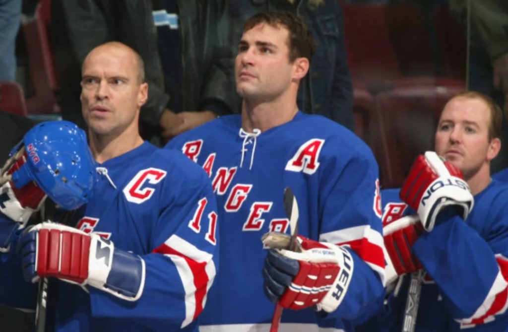 Mark Messier com seus parceiros de time na NHL