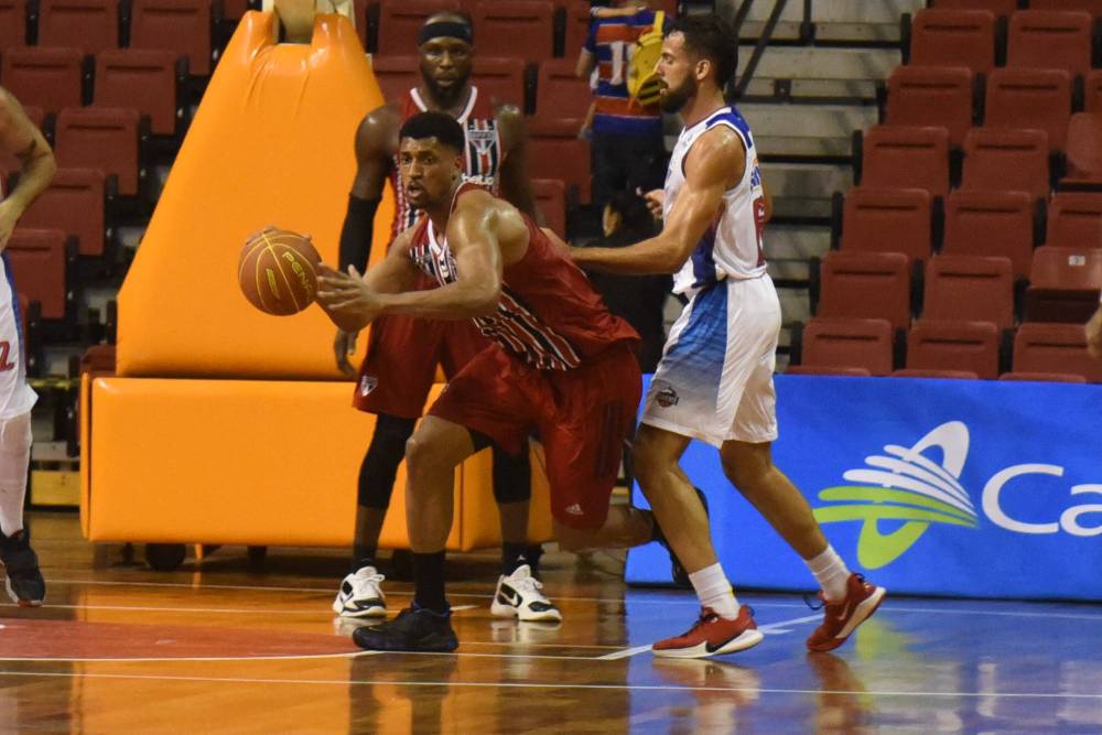 jogador do são paulo durante partida da NBB