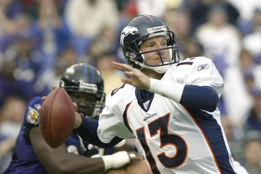 Um dos piores quarterbacks da história, Danny Kanell, passando a bola pelos Broncos.
