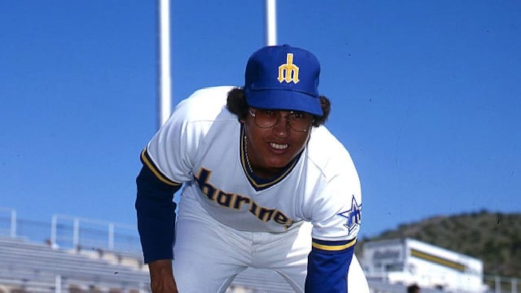 Mario Mendoza posando para as câmeras com o uniforme dos Mariners.