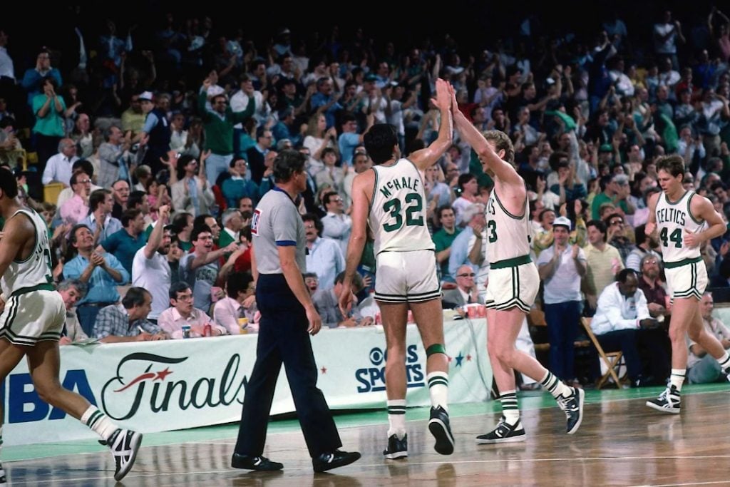 Um dos melhores times da NBA, o Boston Celtics após um jogo em 1986