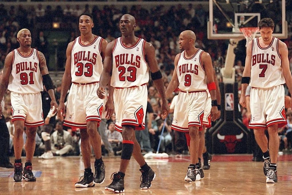 O melhor time da NBA de todos os tempos, o Chicago Bulls de 95/96, saindo da quadra