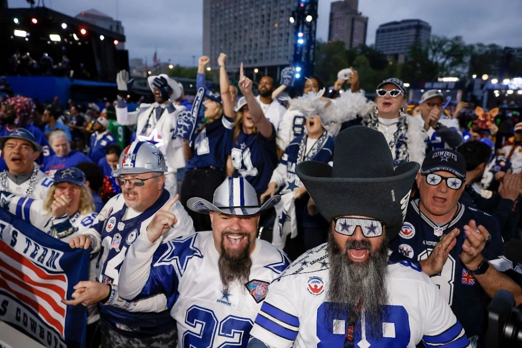 Grupo de aficionados de los Dallas Cowboys llevando los disfraces que le caracterizan