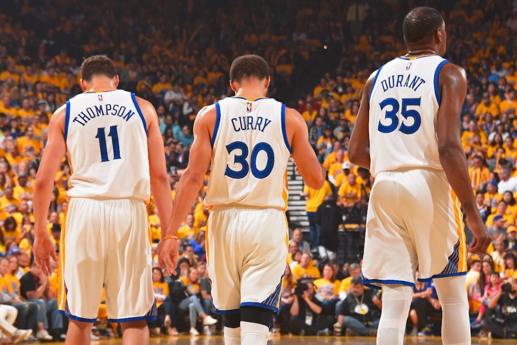Um dos melhores trios na história do basquete: Curry, Thompson e Durant