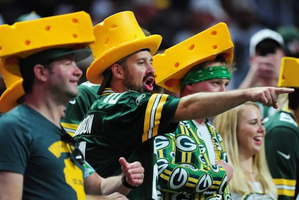 Aficionados de los Packers llevando el sombrero por el que les apodan “cheeseheads”