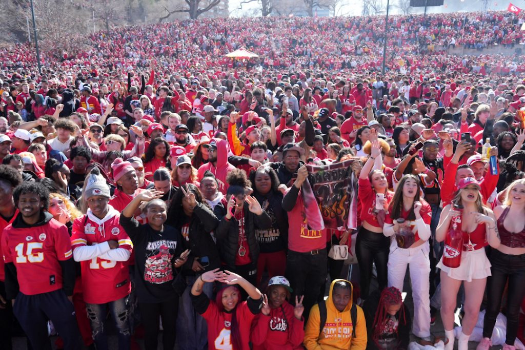 Una marea de fanaticos de Kansas City viendo un partido a las afueras del estadio