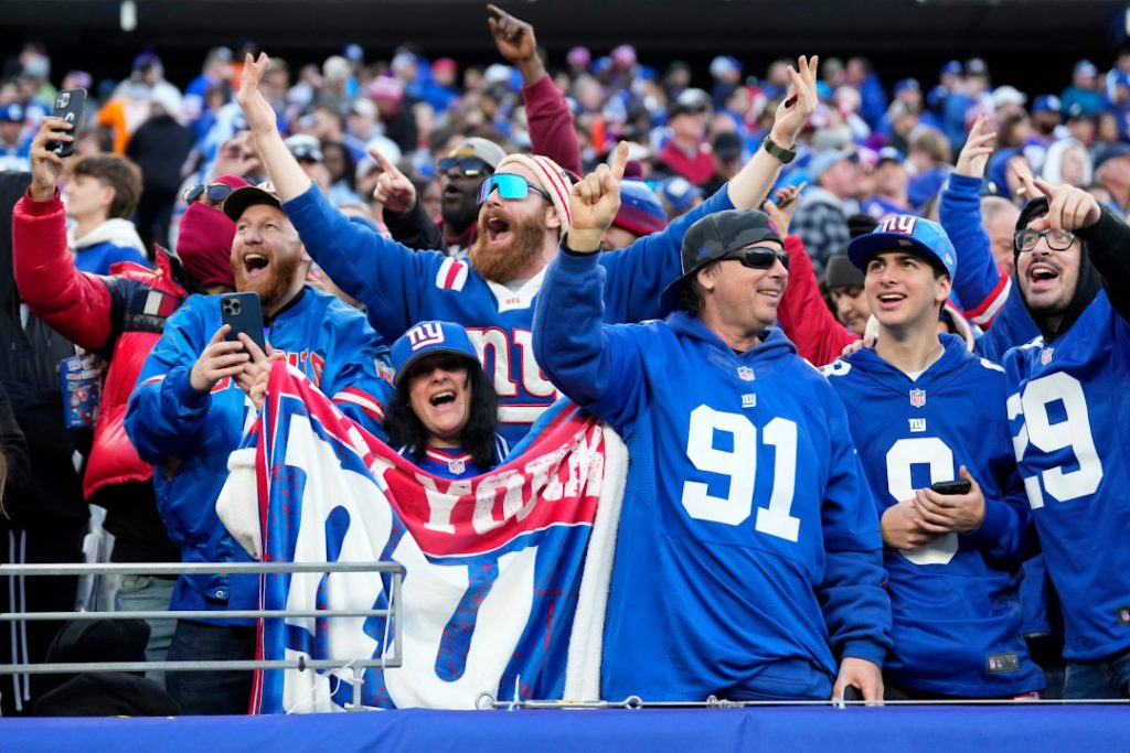 Fanáticos de los Giants emocionados al verse en la pantalla del estadio