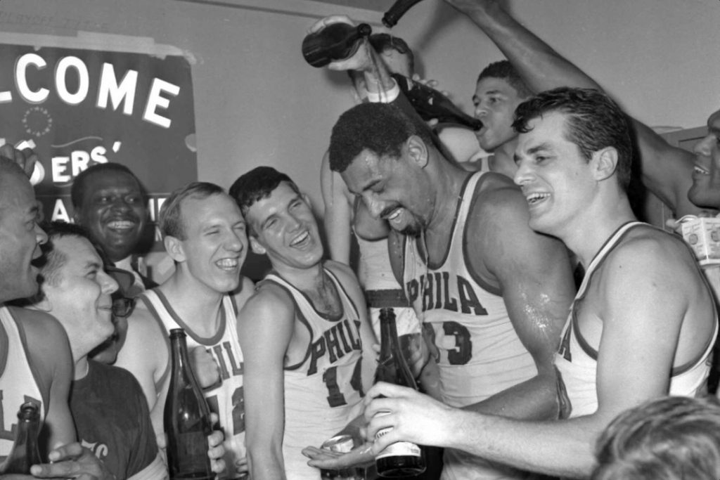 Os Philadelphia 76ers comemorando após um jogo