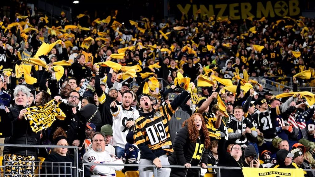 Toda la grada de un estadio agitando sus bufandas en favor de los Steelers