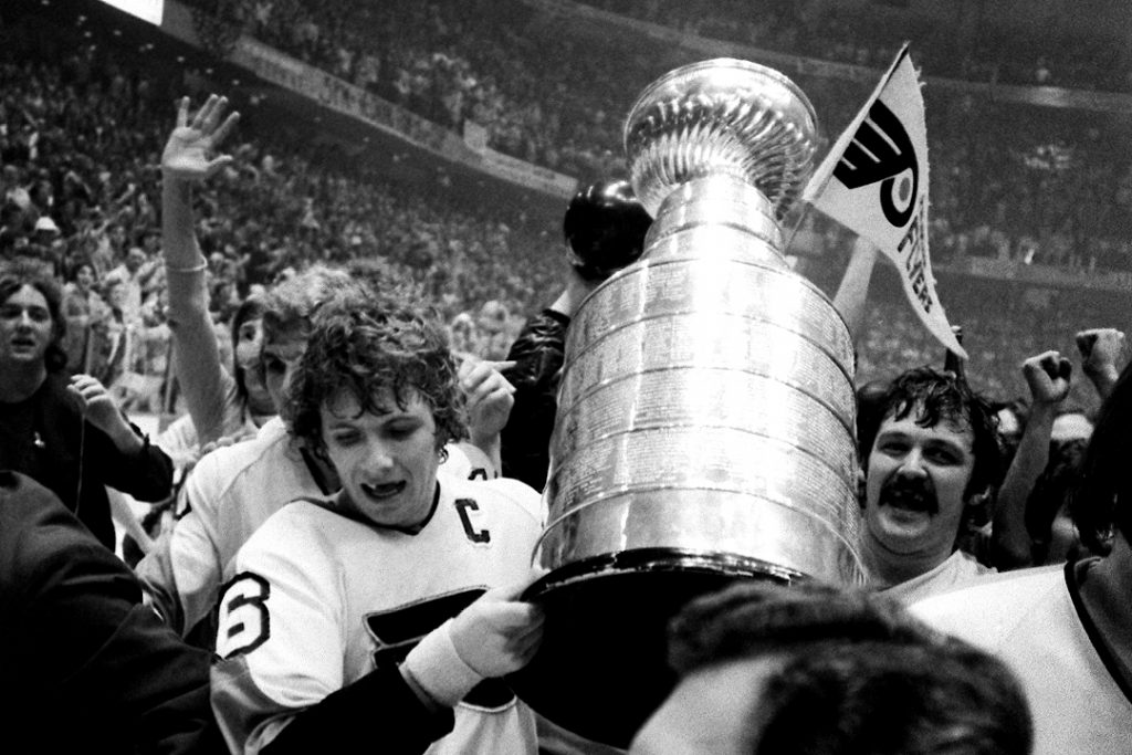 Um dos melhores times da NHL em todos os tempos, o Philadelphia Flyers ergue a Stanley Cup em 1974.