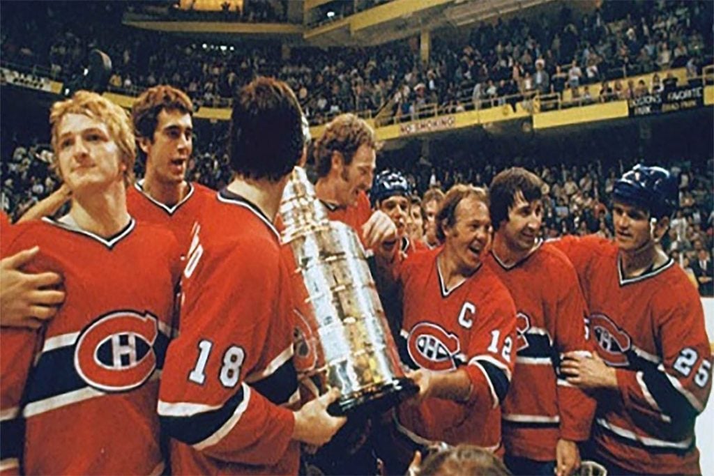 Montreal Canadiens comemorando o título de melhor time da NHL em 1977.