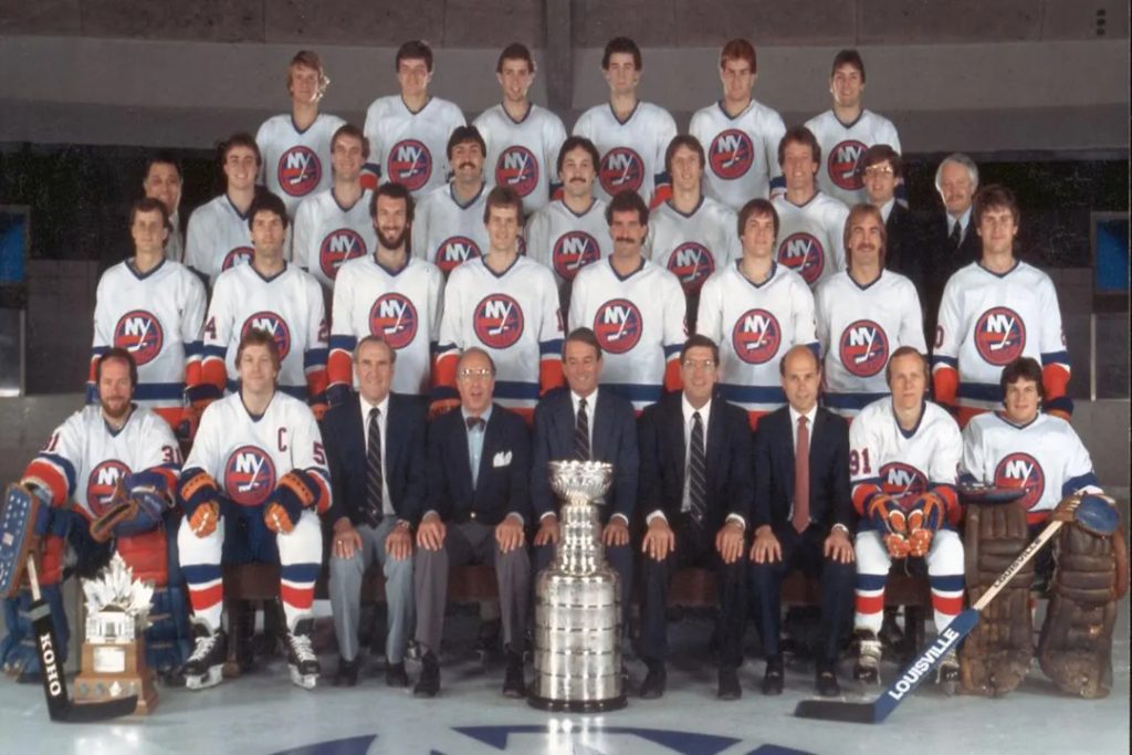 Foto oficial do elenco do New York Islanders, campeão da NHL em 1982.
