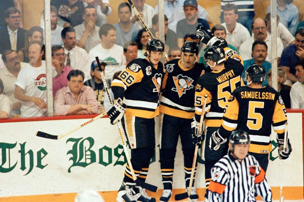 Os Penguins de 1991-92 comemorando um gol na NHL.