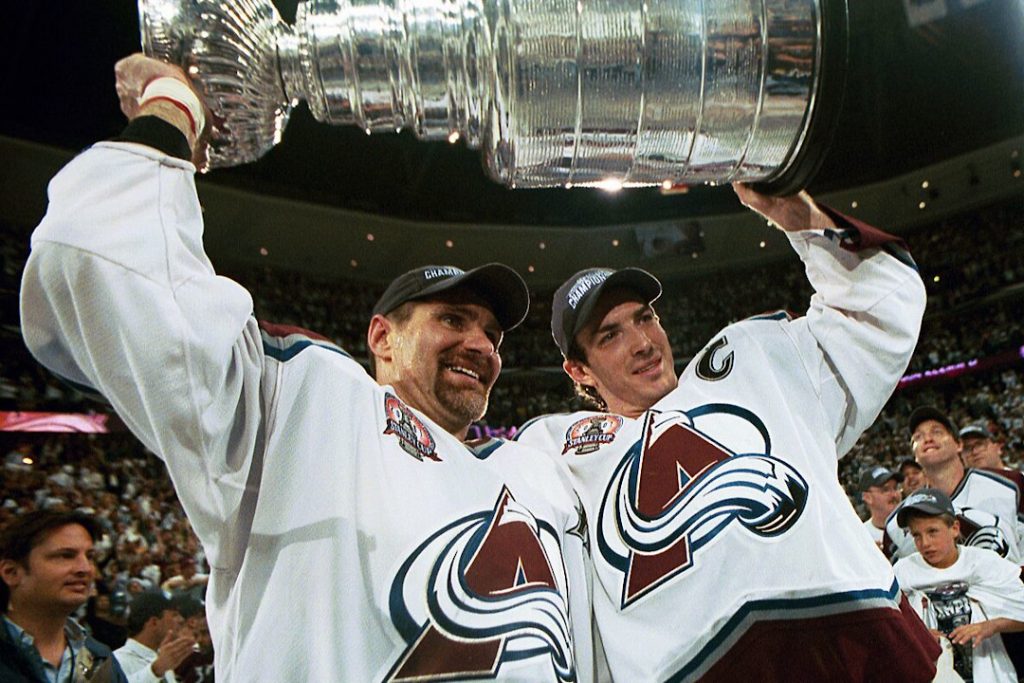 Jogadores do Colorado Avalanche erguem a Stanley Cup em 2001.