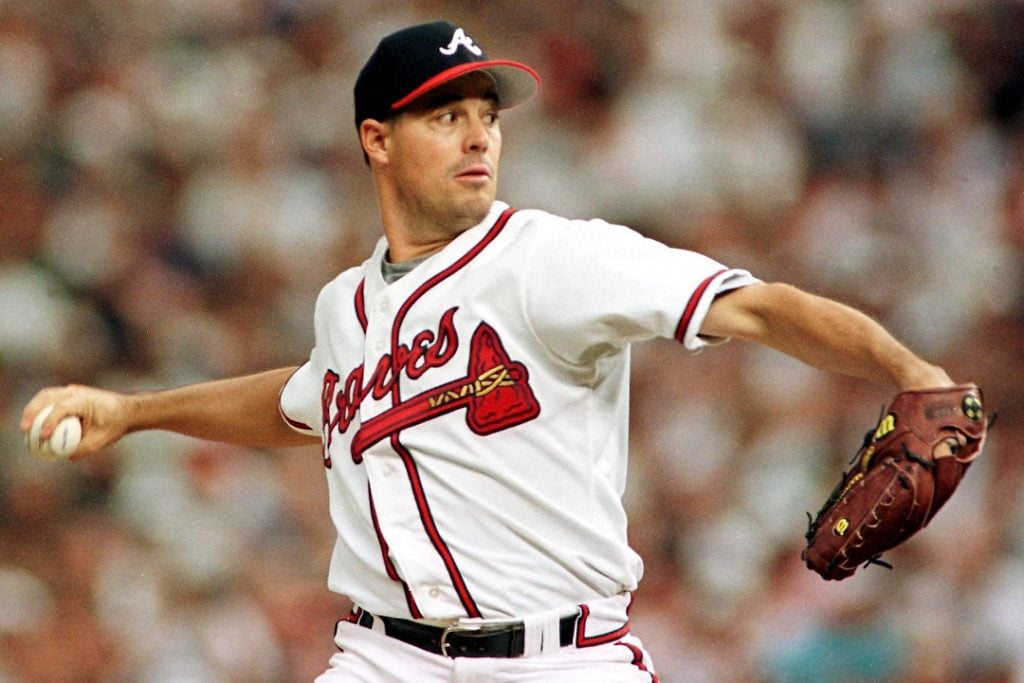 Greg Maddux arremessando pelo Atlanta Braves