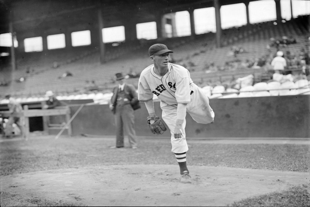 Lefty Grove, um dos melhores pitchers da MLB, aquecendo para um jogo do Red Sox.