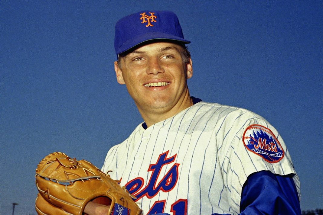 Tom Seaver, um dos melhores pitchers da MLB em todos os tempos, com a jersey dos Mets.