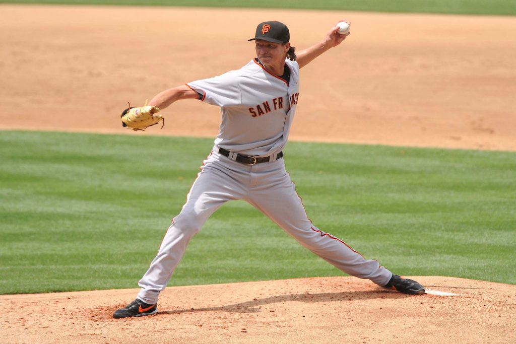 Randy Johnson arremessando pelo San Francisco Giants.