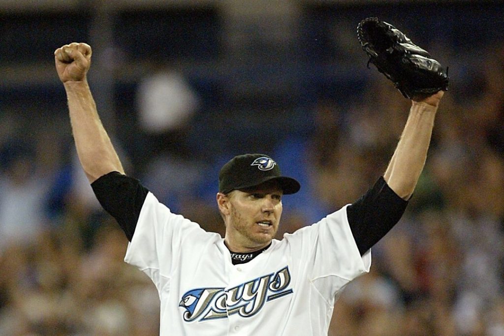 Roy Halladay comemorando com a jersey dos Blue Jays.