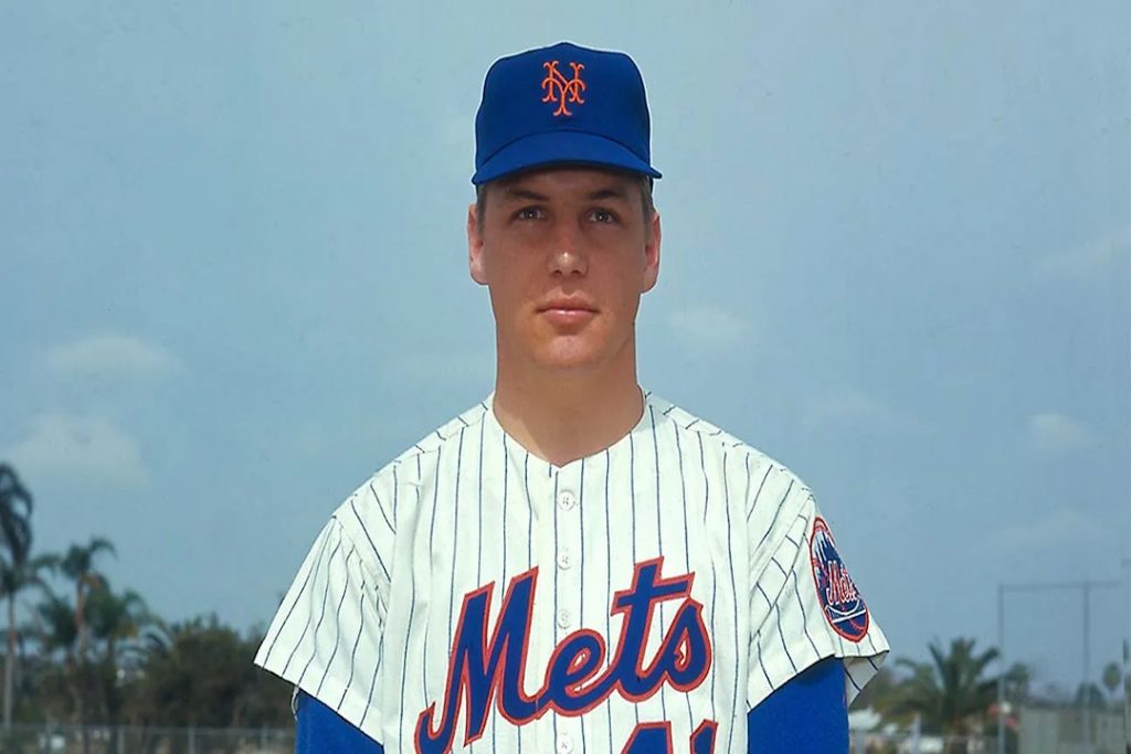 Tom Seaver posa para foto com o uniforme dos Mets.