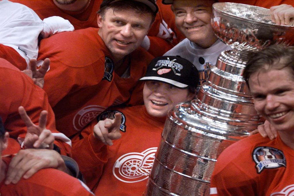 Jogadores comemoram o título de 98 do Detroit Red Wings, um dos melhores times da NHL.