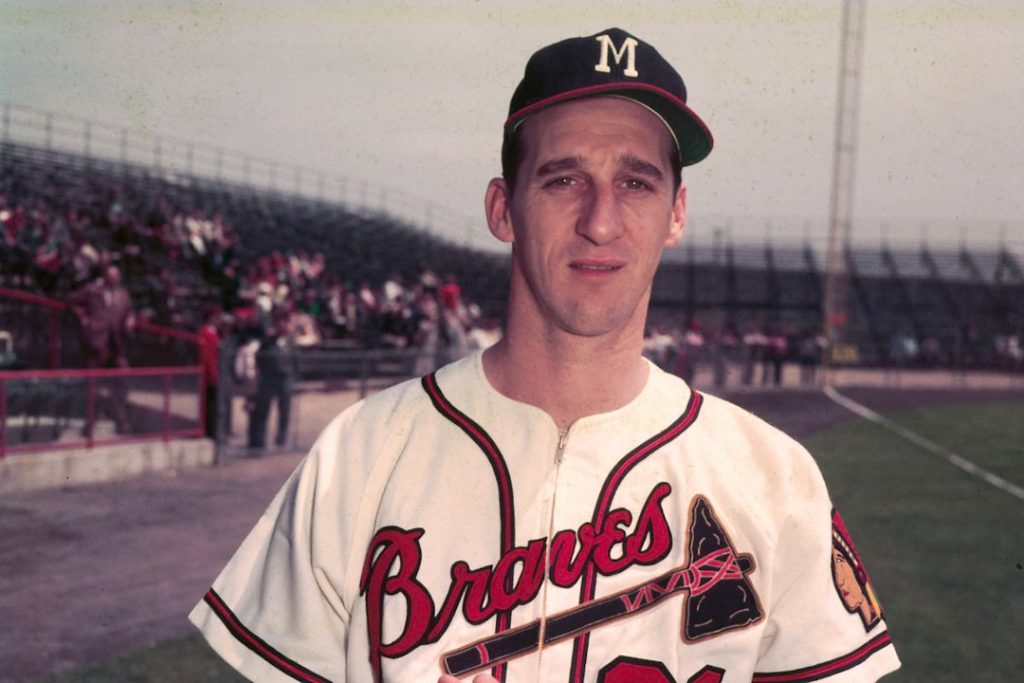 Warren Spahn em frente à torcida em um jogo dos Braves.