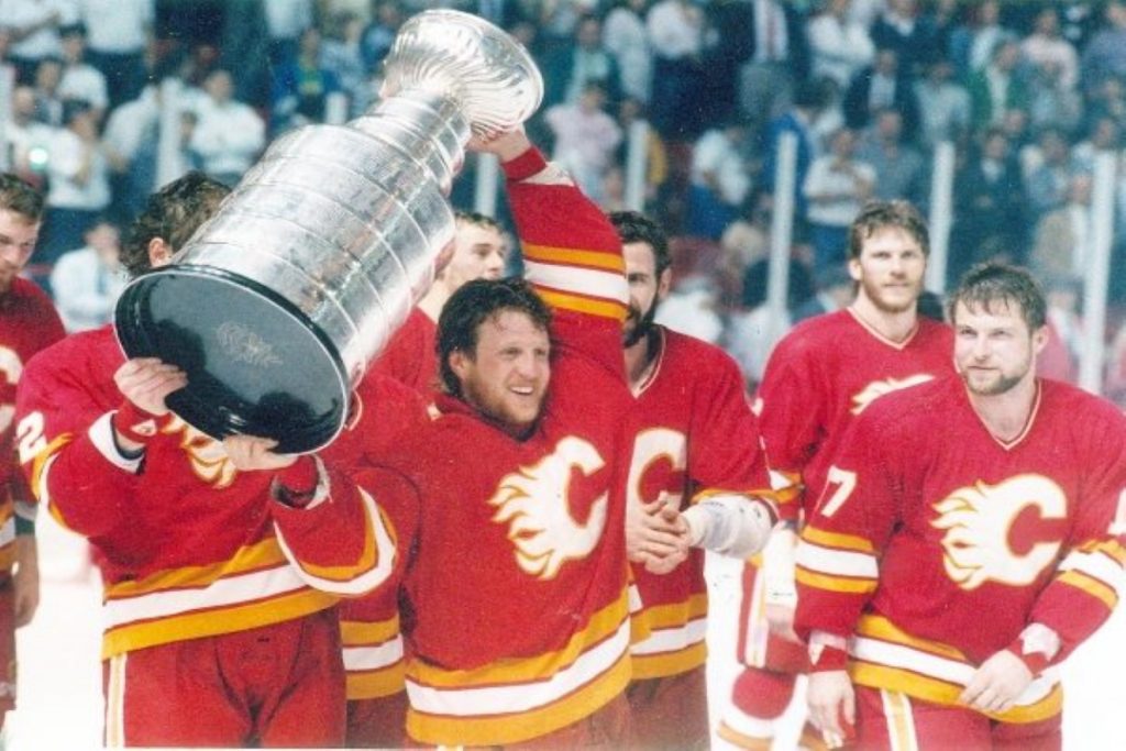 Jogadores do Calgary Flames ergues a Stanley Cup em 1989.