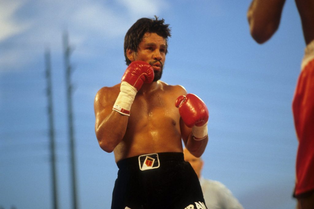 Um dos melhores boxeadores de todos os tempos, Roberto Duran, lutando de shorts pretos.