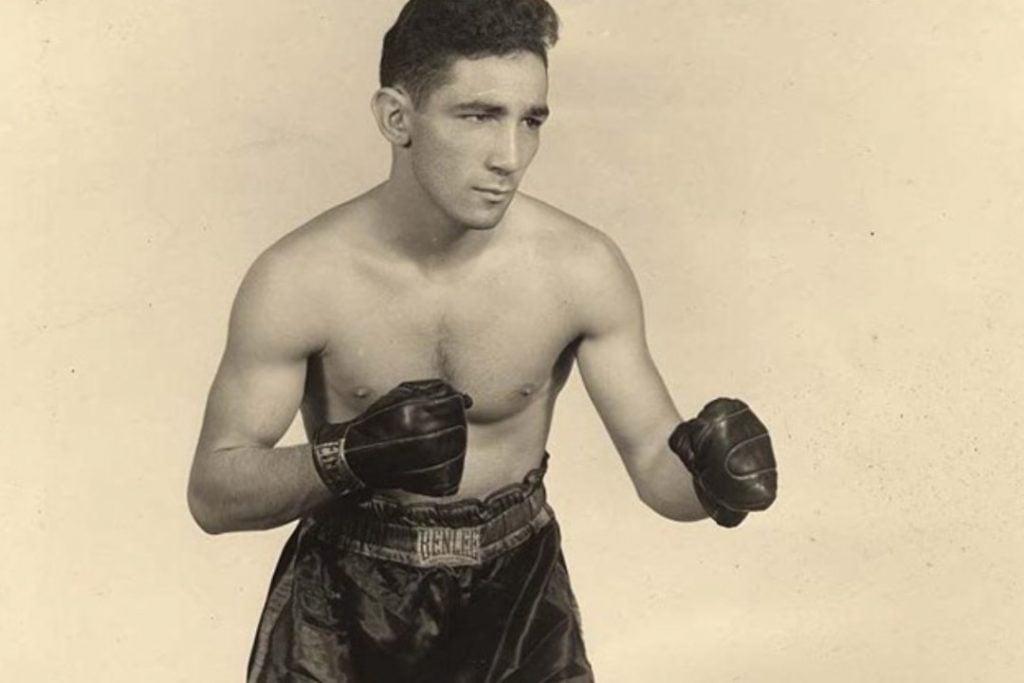 Willie Pep, um dos maiores boxeadores da história, posando para a foto.