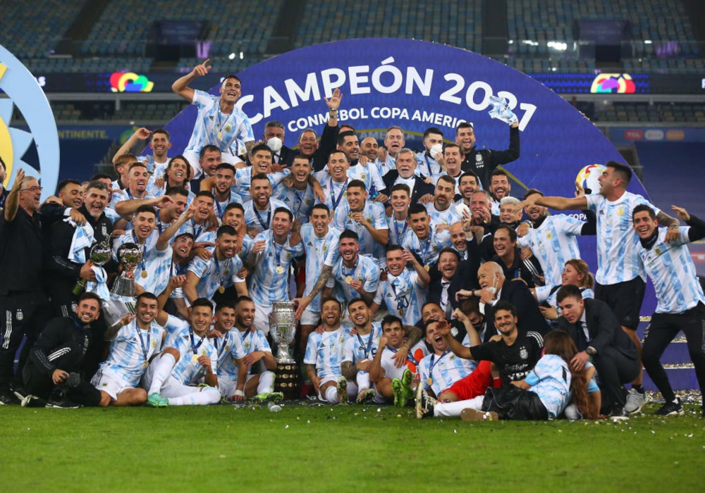 Argentina ergue o troféu da Copa América 2021.