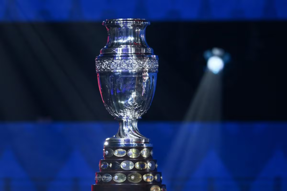 A Taça da Copa América 2024 sendo exibida em uma de suas sedes, Miami, nos Estados Unidos.
