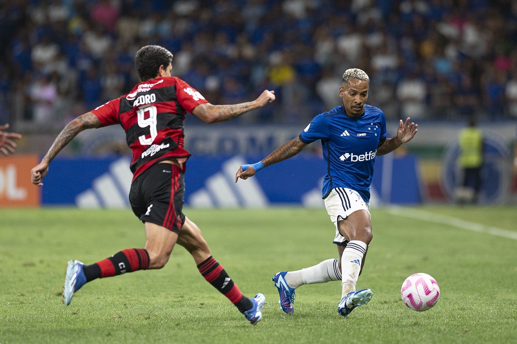 Cruzeiro e Flamengo em campo em partida do Campeonato Brasileiro.
