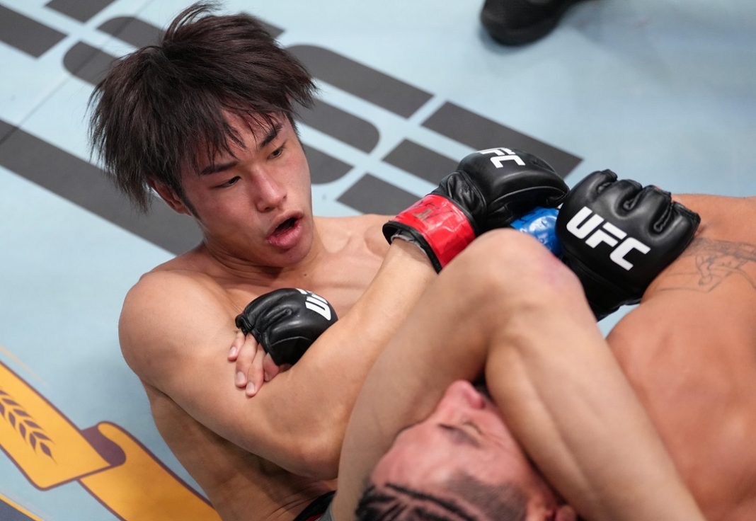 Tatsuro Taira dominando seu oponente no chão em uma luta no UFC.