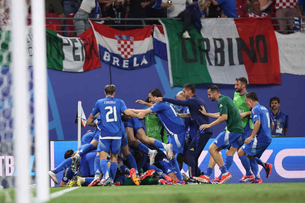 Jogadores da Itália comemoram gol da classificação para as oitavas de final da Eurocopa 2024.