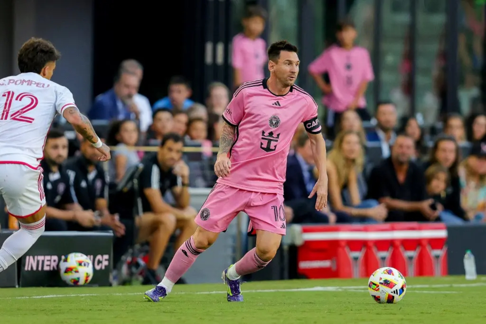 Lionel Messi looks for a pass for Inter Miami