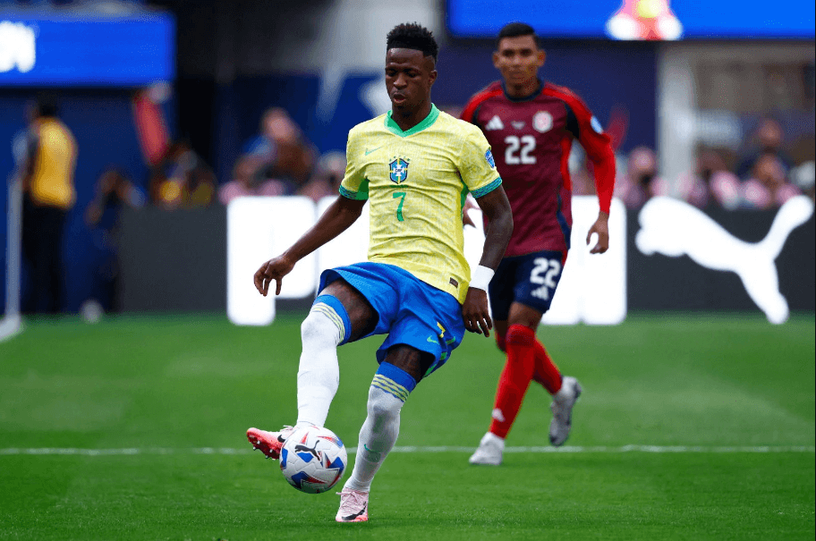 Vinicius Junior em campo na estreia do Brasil na Copa América 2024.