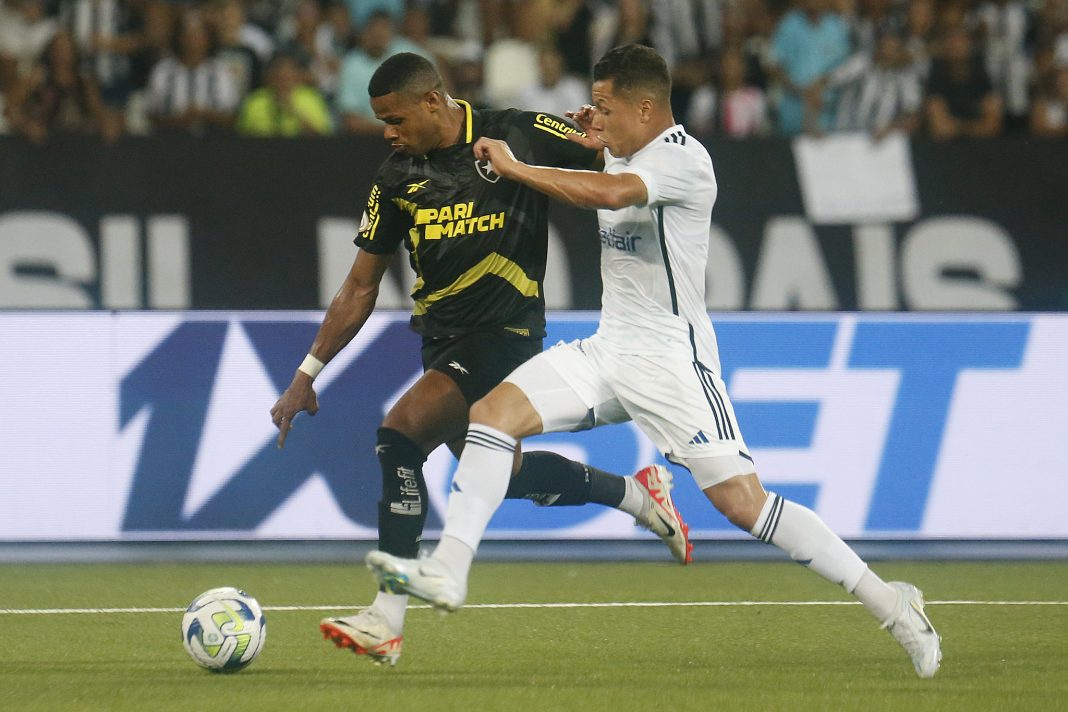 Jogadores de Botafogo e Cruzeiro disputando a bola em partida válida pelo Brasileirão Série A.