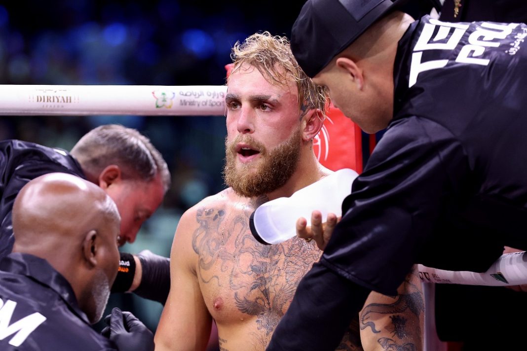 Jake Paul sendo atendido no corner no intervalo de uma de suas lutas de boxe.