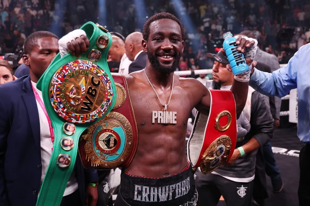 Terence Crawford mostrando alguns de seus cinturões de campeão mundial de boxe.