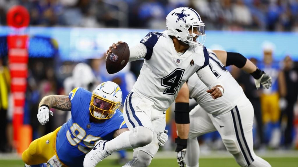 Dak Prescott, do Dallas Cowboys, carrega a bola em jogo contra o Los Angeles Chargers.