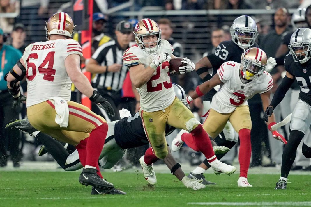 CMC, do San Francisco 49ers, carrega bola em jogo contra o Las Vegas Raiders, na NFL.