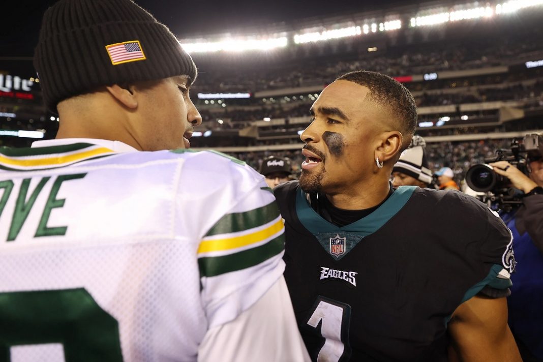 Jalen Hurts, QB dos Eagles, e Jordan Love, QB dos Packers, se cumprimentam após jogo na temporada da NFL.