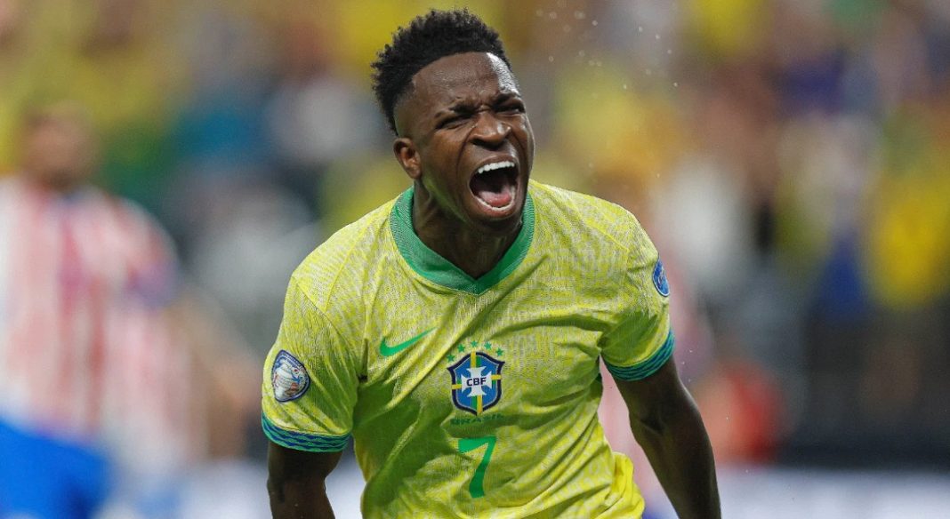 Vinicius Junior comemorando gol com a camisa da seleção brasileira de futebol.