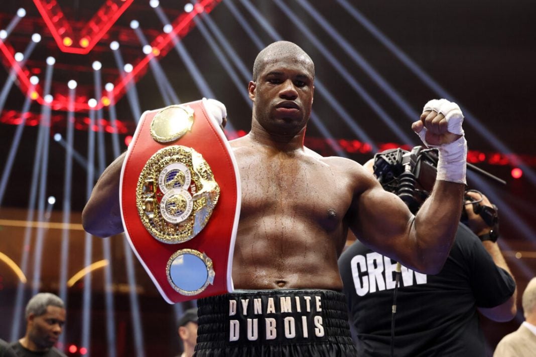 Daniel Dubois exibe seu cinturão de campeão mundial de boxe da categoria peso-pesado.