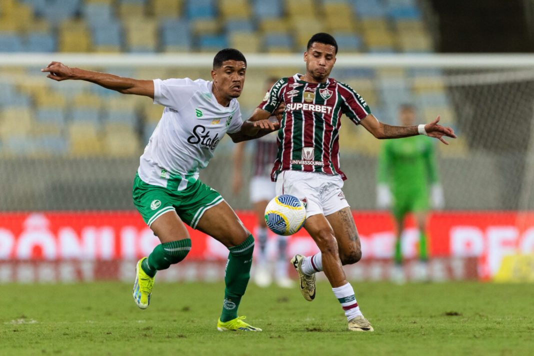 Jogadores de Juventude e Fluminense disputam a bola em partida do Campeonato Brasileiro.